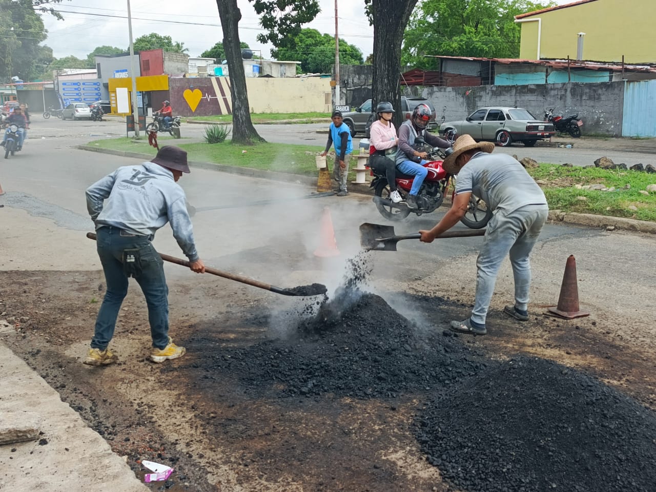 "Los tapa huecos" reparan importante vía en Barinas y dejan una reflexión para Socopó